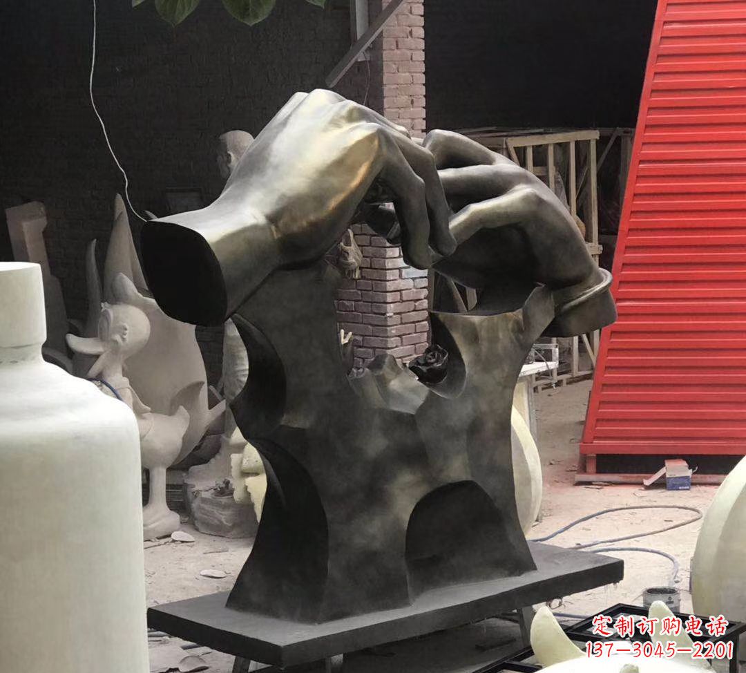 深圳玻璃钢仿铜戒指雕塑浪漫情感的象征