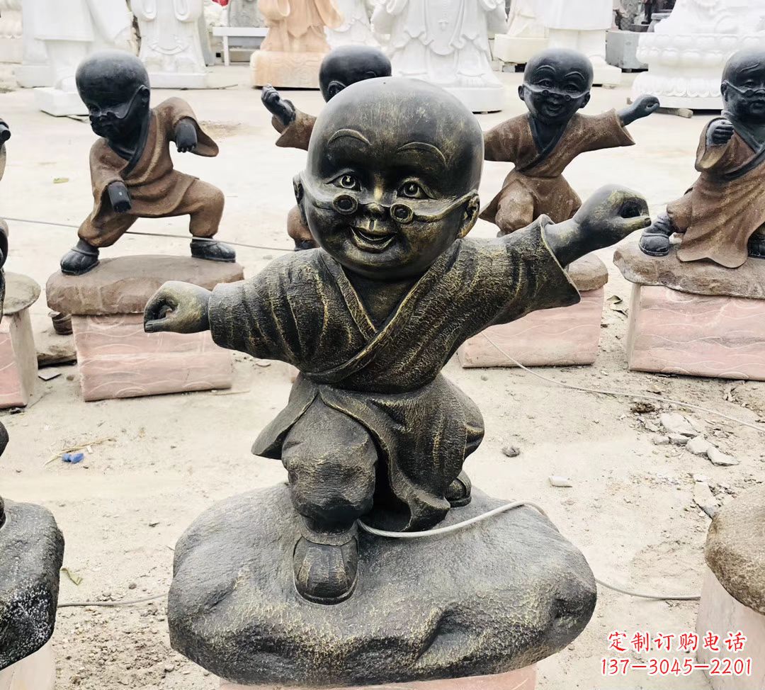 深圳玻璃钢仿铜小和尚雕塑传承佛教文化