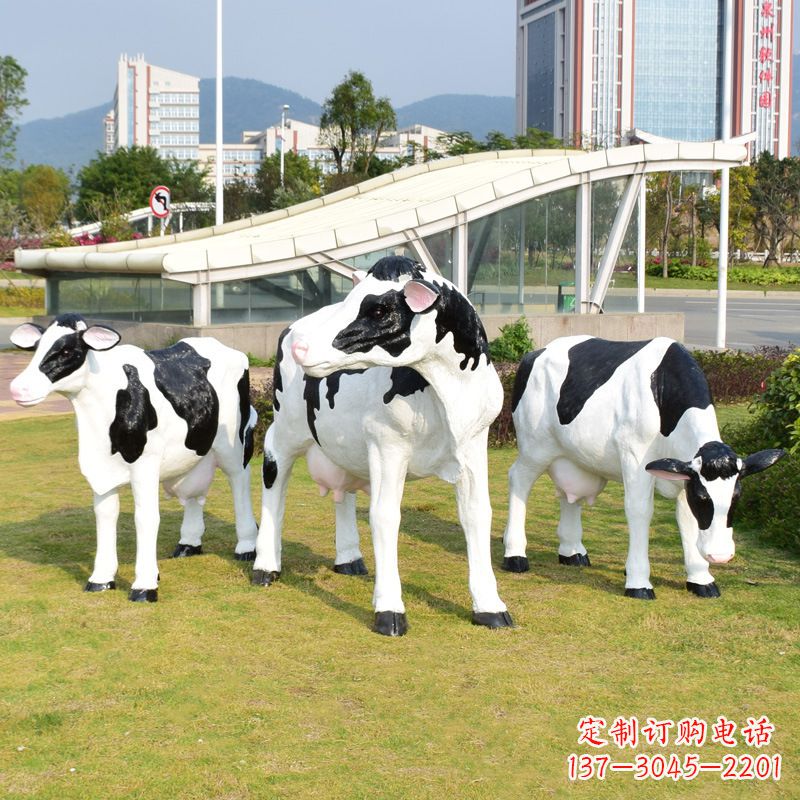 深圳玻璃钢制作的仿真奶牛雕塑——装点园林草坪