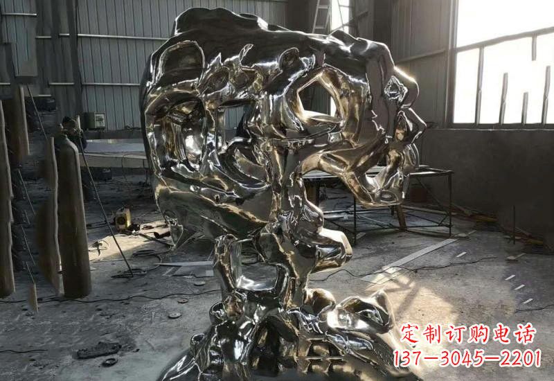 深圳太湖石雕塑不锈钢公园的镜面之美