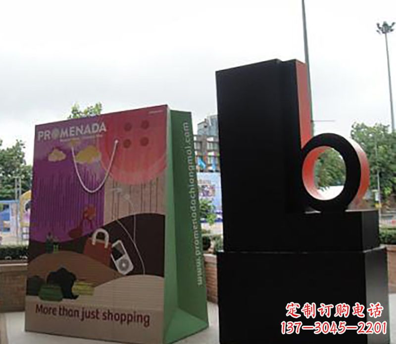 深圳不锈钢购物袋雕塑为公园带来现代风格
