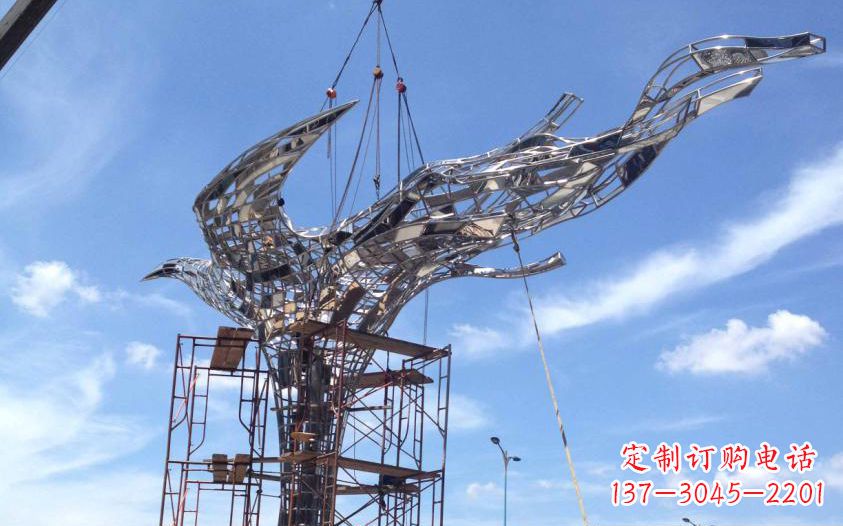 深圳不锈钢镂空鸽子雕塑美丽的象征