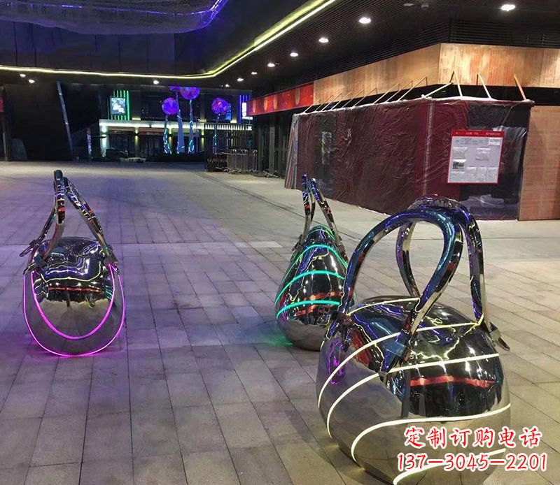 深圳不锈钢手提包雕塑精美艺术品