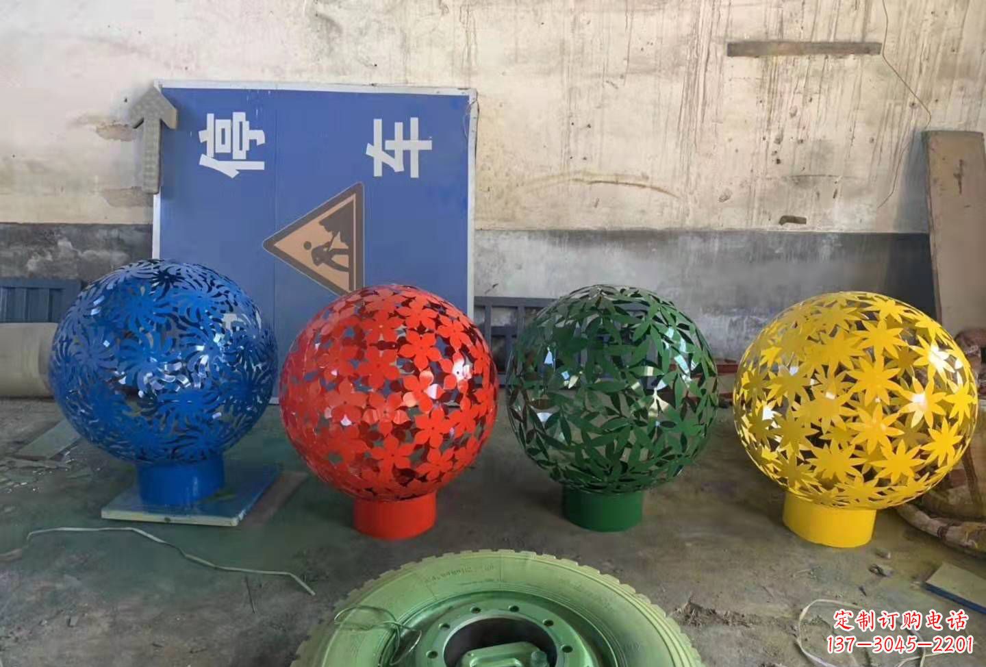 深圳灵动树叶镂空球雕塑景观