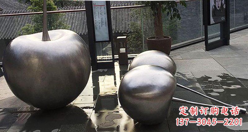 深圳樱桃雕塑点缀步行街美丽景观