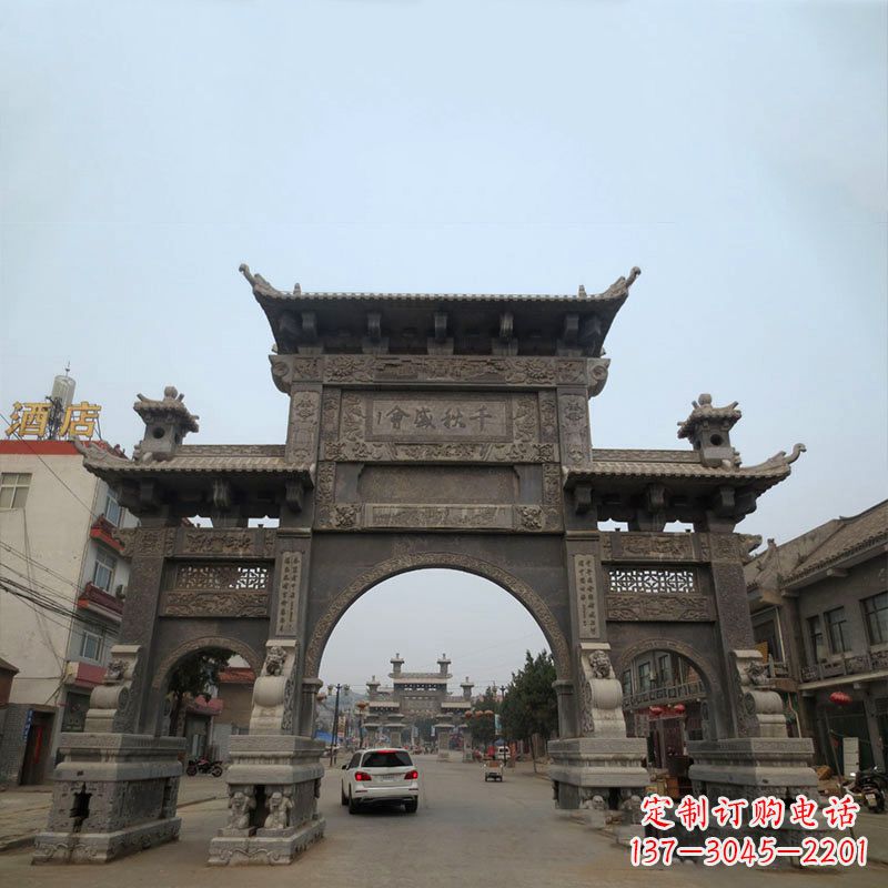 深圳城市街道仿古三门石雕牌楼