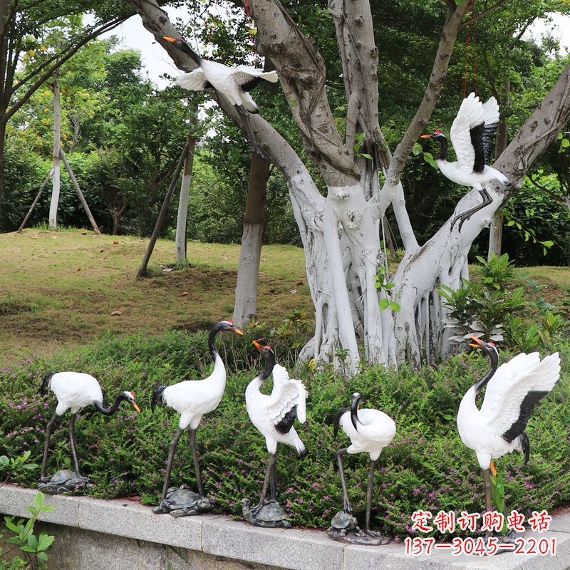 深圳池塘中的雕塑仙鹤