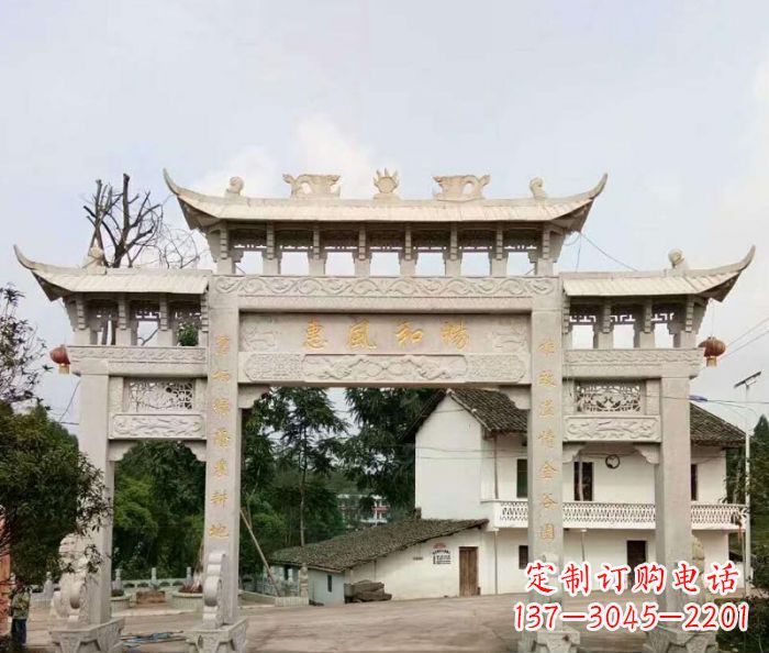 深圳村口三门石雕牌楼精美的雕塑杰作