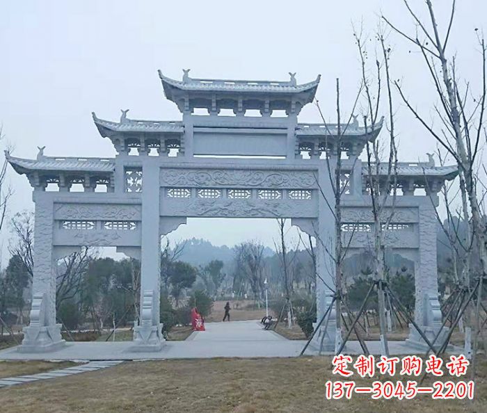 深圳村口三门石雕牌楼古朴华丽