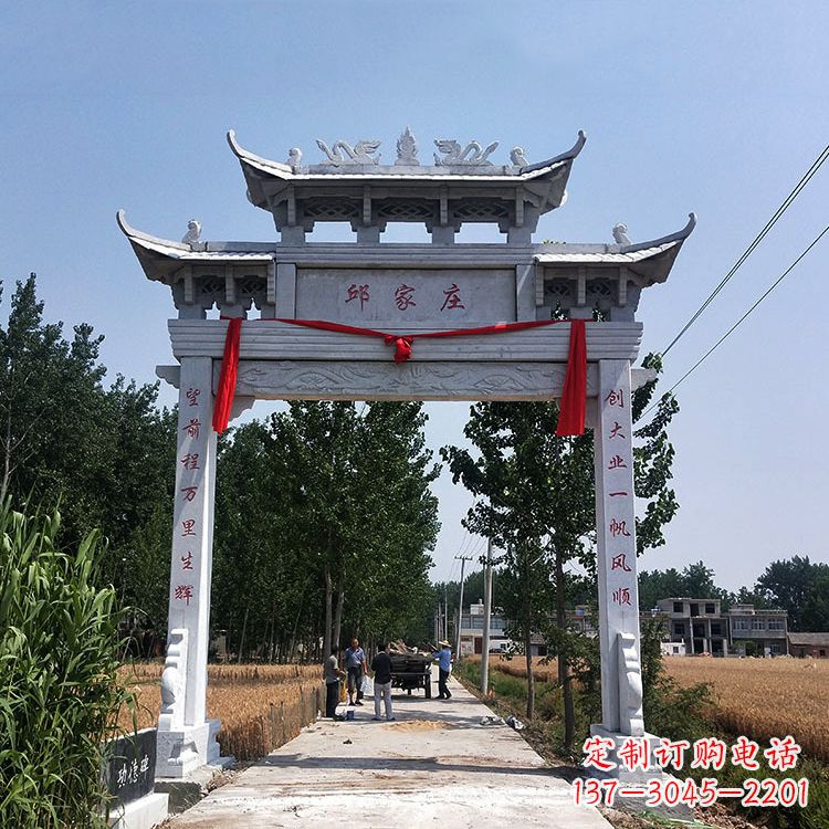 深圳古村落中的石牌坊雕塑