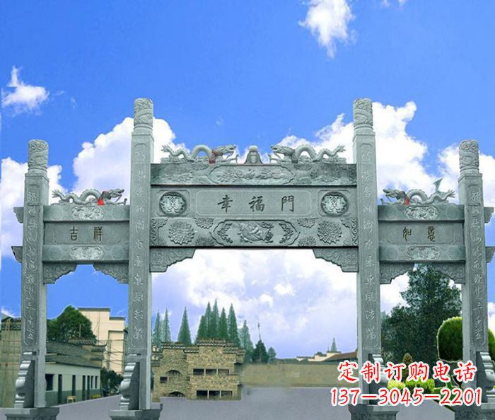 深圳村庄三门牌坊的雕塑之美