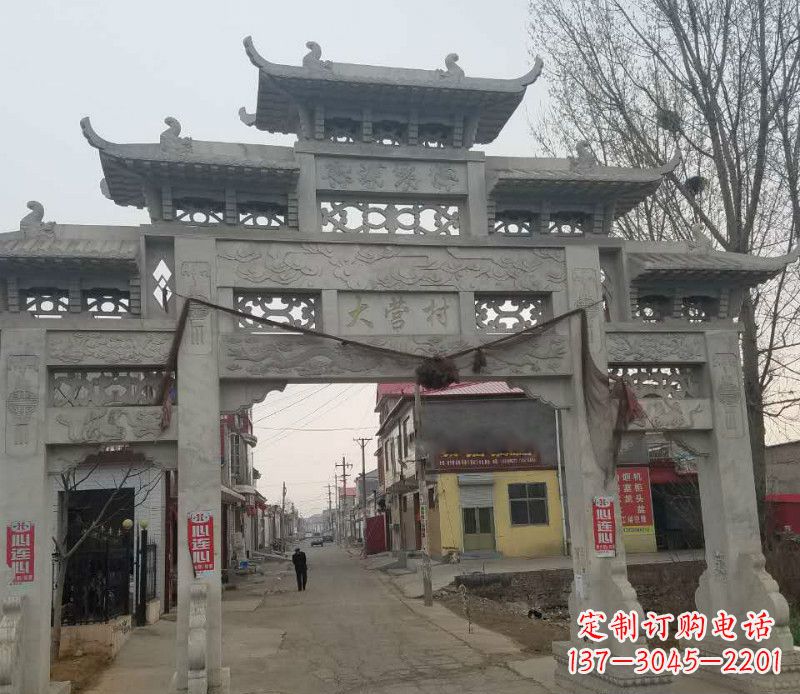 深圳村庄三门石牌坊石雕传承古老文化
