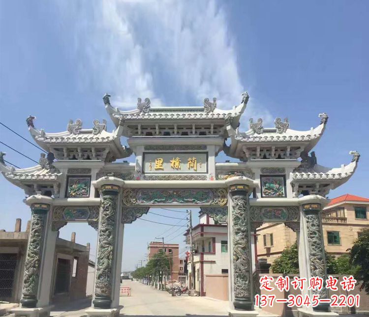 深圳传承古老技艺 牌坊雕塑美化村庄