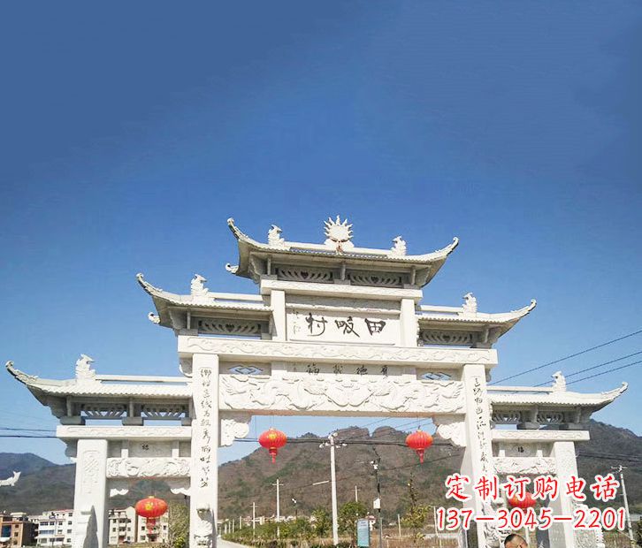 深圳村庄的牌坊雕塑