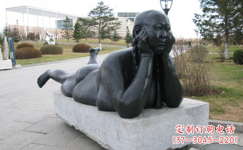 深圳趴着的胖女孩铜雕塑