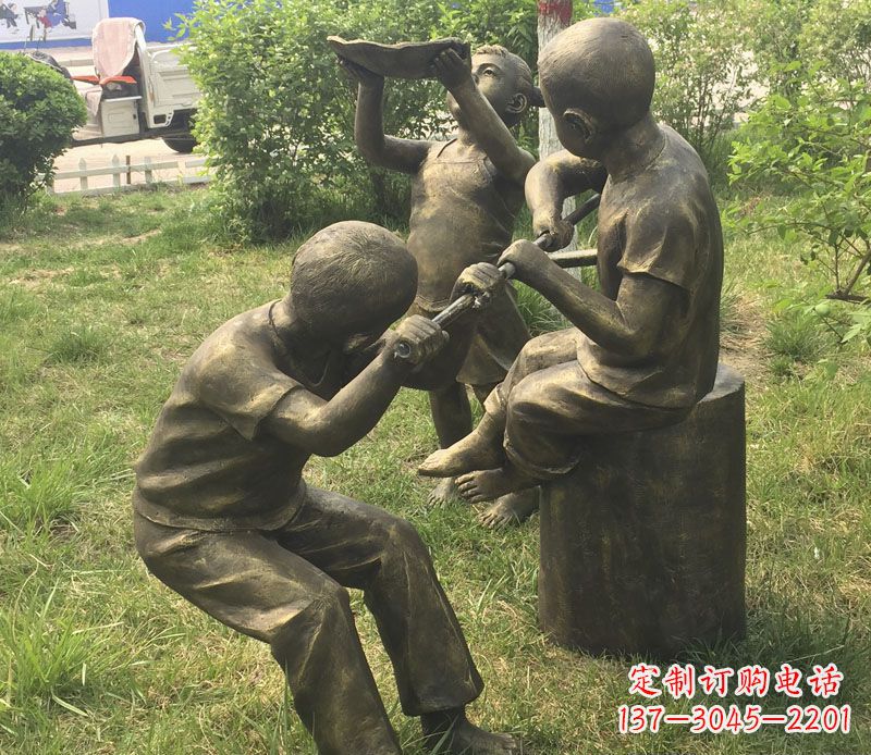深圳公园玩水的儿童铜雕