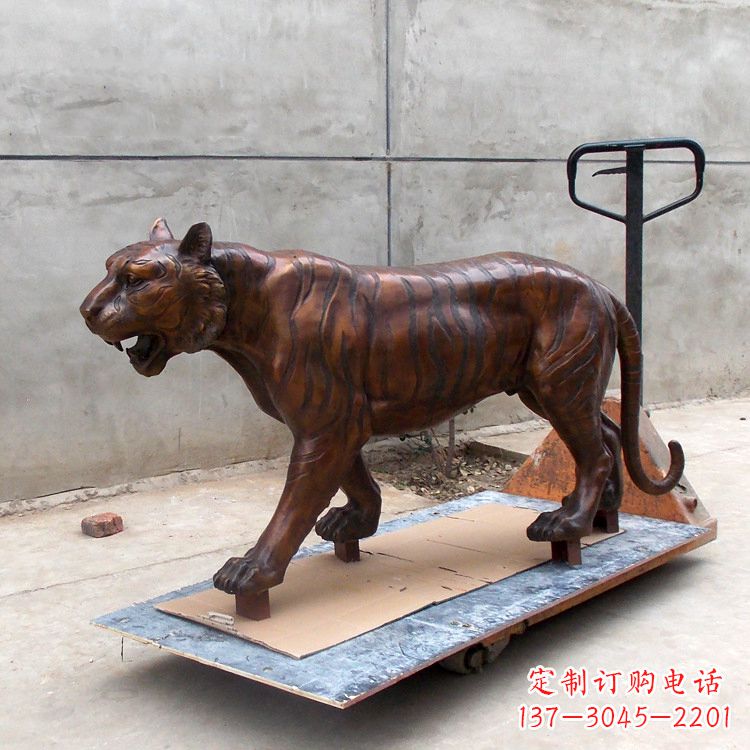 深圳活力四射的老虎铜雕塑