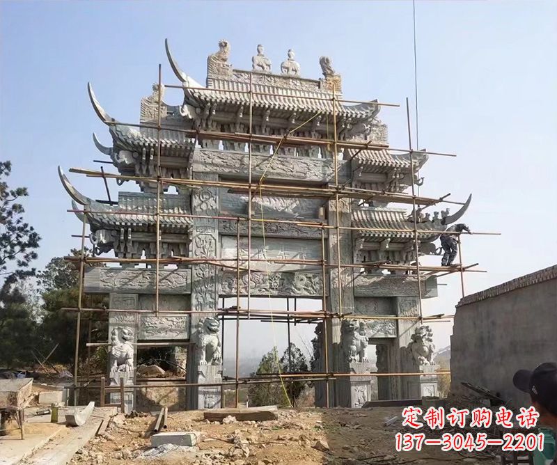 深圳石牌坊外东侧的龙凤雕塑
