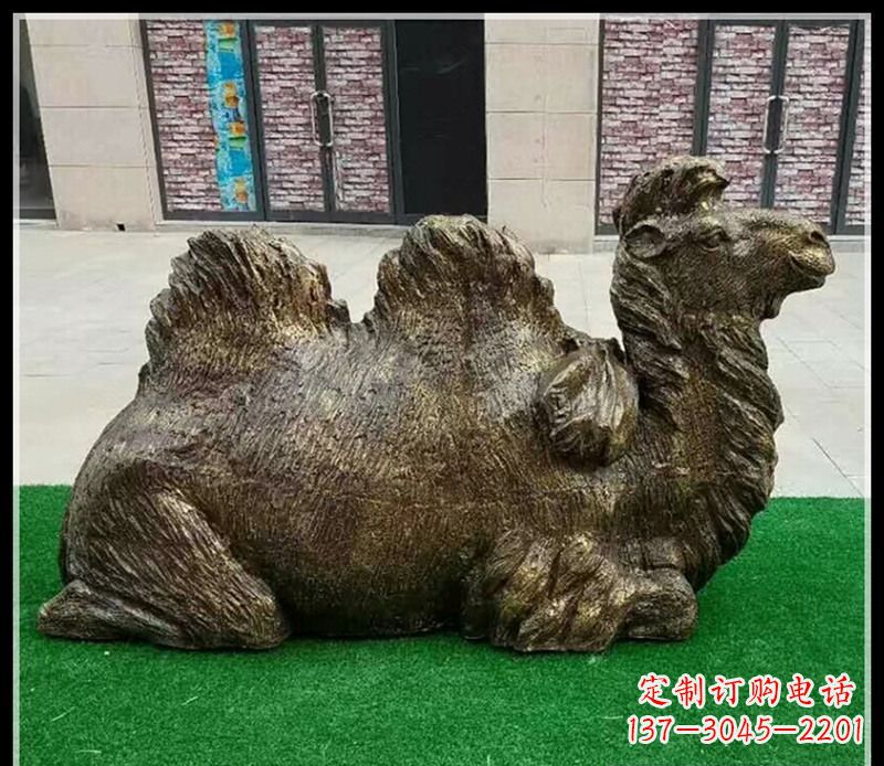 深圳卧在草地的骆驼铜雕