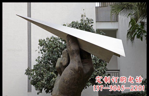 深圳小区不锈钢手拿纸飞机雕塑
