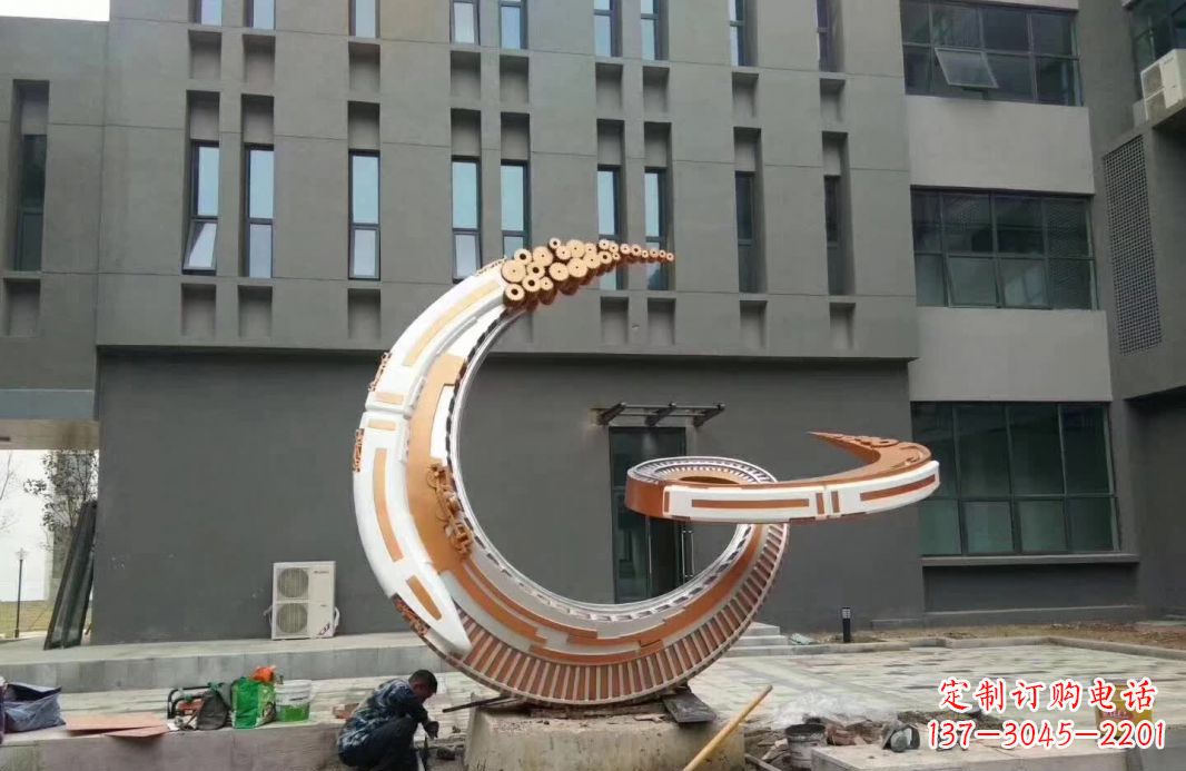 深圳小区抽象不锈钢月亮雕塑