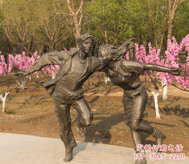 深圳游玩的情侣铜雕